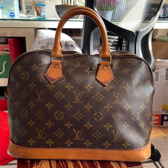 LOUIS VUITTON ALMA HAND MONOGRAM CANVAS - Picture 13 of 14